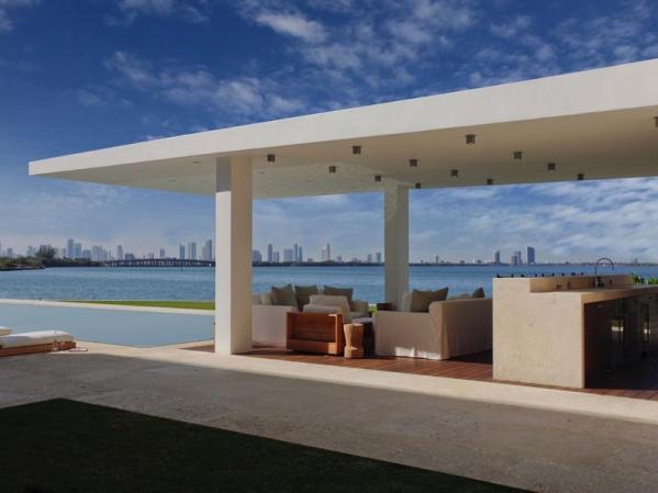 Situada en N Bay Road de Miami Beach, ofrece una vista panorámica de la ciudad de Miami.