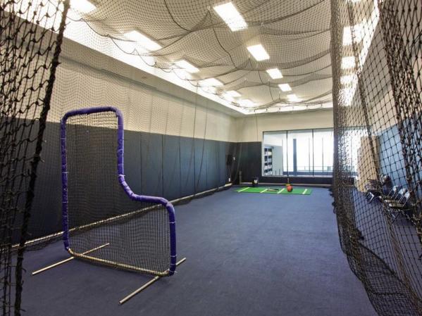 Y como era de esperar en el caso del tercera base de los Yankees, tiene gimnasio propio y también instalaciones de sauna.