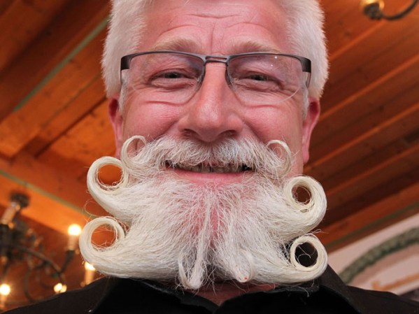 Este hombre de la región de Babiera compite también en esta rara barba.