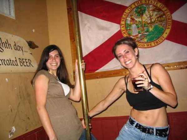 Fotos tomadas de la página que Casey Anthony mantenía en photobucket.com antes de ser juzgada y exonerada por la muerte de su hija Caley Anthony y que fueron consideradas como posible evidencia por la fiscalía.