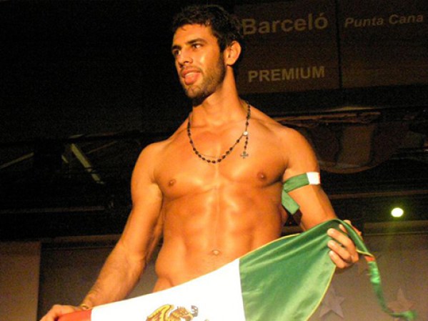 En el teatro, fue parte de las obras como “Hunab.ku”, “La Vida no Vale Nada” y “El Programa de Televisión”.