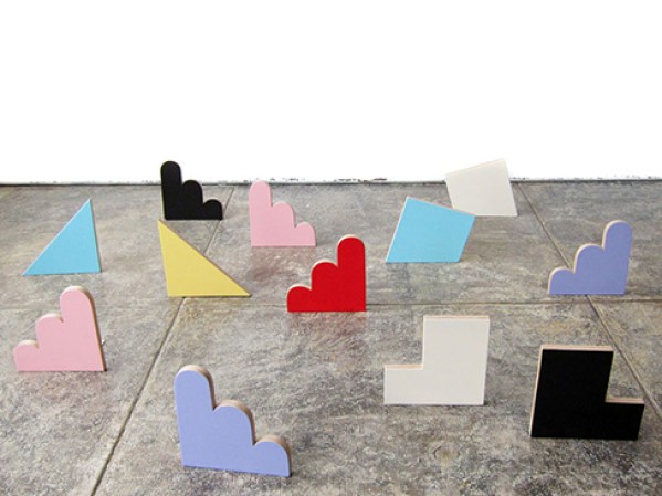 Una forma colorida de retener los libros en su lugar. Encuéntralas en sightunseen.com, $160.