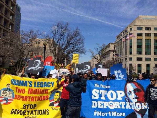 Los organizadores de las manifestaciones del "Día de Acción" dicen que Obama tiene la prerrogativa ejecutiva de detener las deportaciones que dividen las familias de inmigrantes que viven en el país sin autorización.