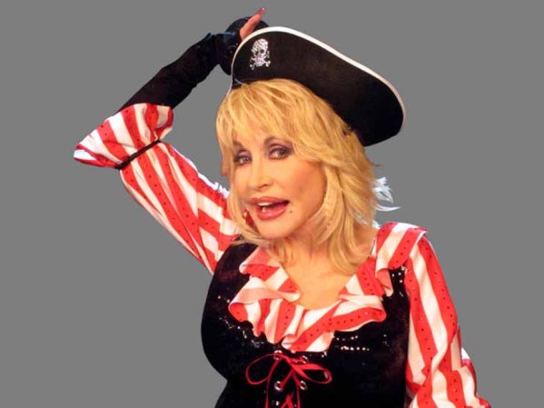 Dolly Parton, es la mujer que cantaba "9 to 5". Vale casi la mitad de mil millones de dólares, debido a una ética de trabajo incansable. Escribió miles de canciones, incluyendo "I Will Always Love you", uno de los sencillos más vendidos de todos los tiempos. Tiene una gran personalidad. Creó un parque temático "Dollywood", rebautizado en 1986, que atrae a millones de personas cada año.