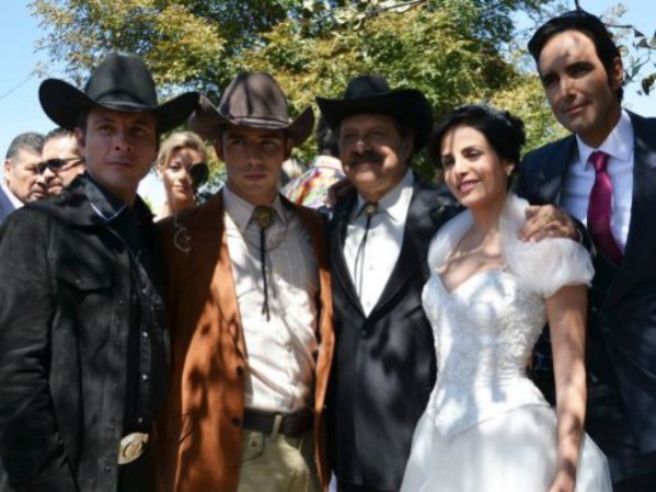 Don Cleto lleva muchos años metido en el mundo del narco, siempre respetando los códigos de honor de la vieja escuela de la mafia. Fue quien introdujo al papá de Aurelio al negocio; por ello "El Señor de los Cielos" y “Chacorta” le tienen respeto.
