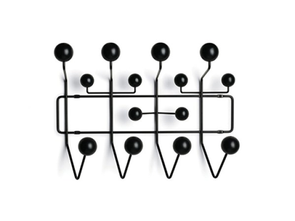 Siempre hay muchas cosas para colgar. Encuentra este colgador de diseño en dwr.com, $199.