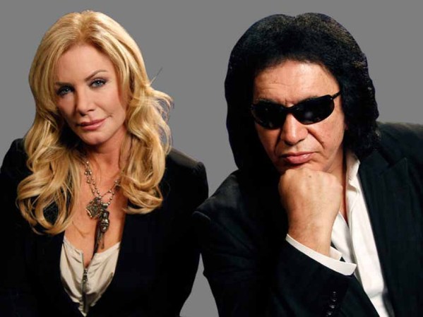 Gene Simmons tiene una fortuna de $300 millones de dólares. En 2009 con las giras "Kiss Alive" y "35 World Tour" recaudó más de $30 millones de dólares. Fue uno de los integrantes de la Banda KISS. Fue bajista y vocalista junto a Paul Stanley con quien produjo la mayoría de los álbumes publicados. En la foto aparece junto a Shannon Tweed.