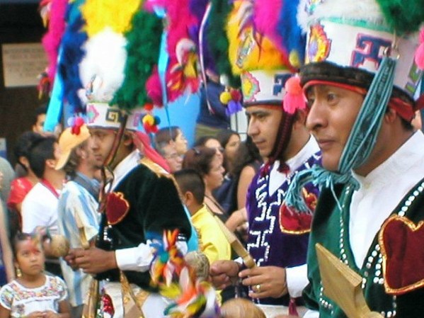 Heredero de una poderosa cultura multiétnica que atrae, Oaxaca es un gran mosaico que se expresa en múltiples lenguajes, danzas, cantos, vestidos y costumbres que gran diversidad.