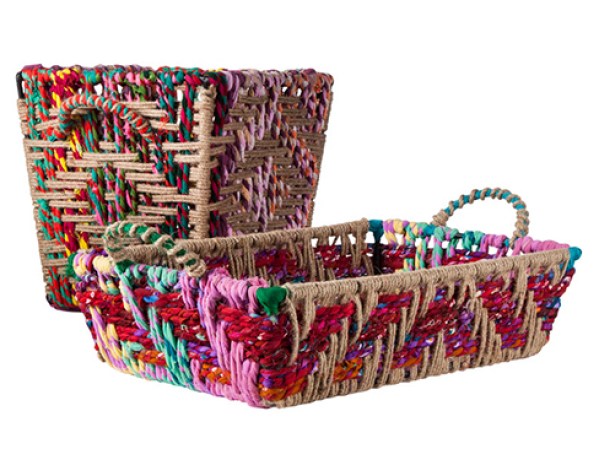 Las canastas son además de útiles decorativas y hermosas. Encuentra estas en target.com, $30-$40. .