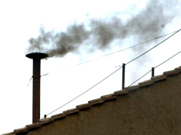 El humo negro visto de la chimenea de la Capilla Sixtina (durante el segundo día del Cónclave Vaticano) significa que aún no han elegido al Papa.