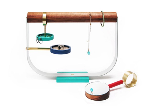 Una forma diferente y creativa de guardar aretes, collares y anillos. Encuéntralo en dwell.com, $425.