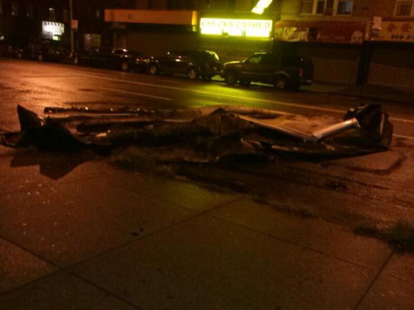 ESTO ES UN RUFO QUE HA SIDO DESPRENDIDO EN LA CALLE WEST 7 Y BAY PARWAY EN BROOKLYN. <br /><br />¡Haz clic aquí para mandar tus fotos de Sandy