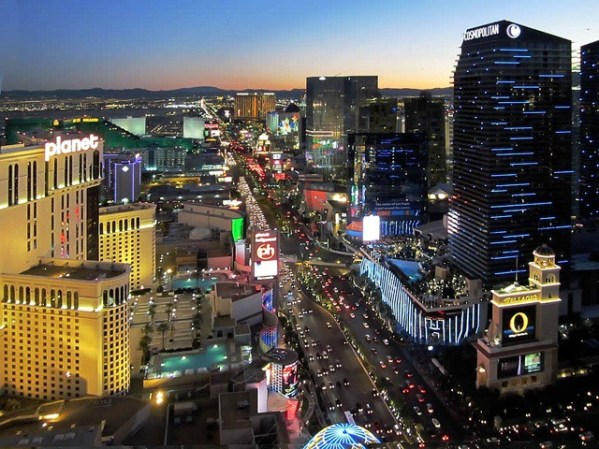 En Las Vegas, las mujeres perciben un salario de 36,000 dólares por 41,000 que reciben los hombres, lo que prácticamente los coloca en igualdad de circunstancias si quieren apostarlo en alguno de los casinos.