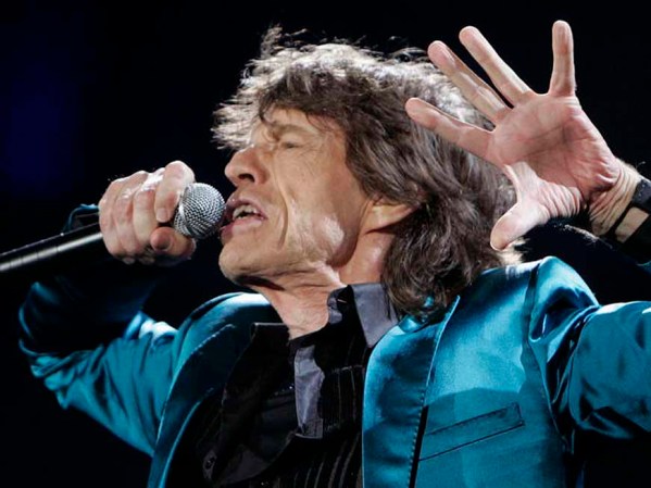 Mick Jagger cuenta con $305 millones de dólares. Era un estudiante cuando formó Los Rollings Stones. Es la banda de rock más duradera y lucrativa, desde los 70. Tienen tres de las diez giras más taquilleras de todos los tiempos al recaudar más de 1,000 millones de dólares en ellas.