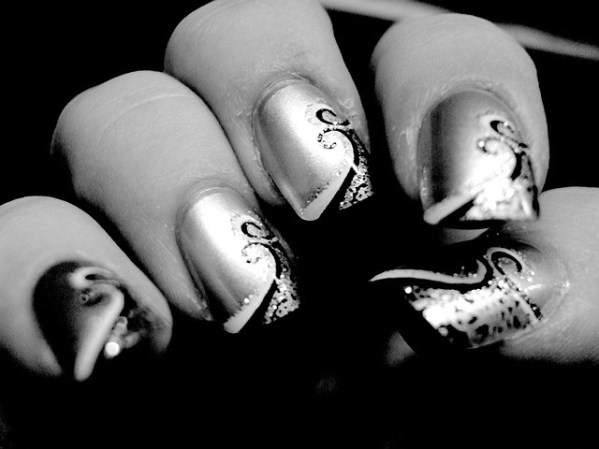 Las uñas son un complemento del atuendo o la imagen que quieres proyectar. Para las mayorcitas será mucho mejor evitar uñas con demasiado brillo.