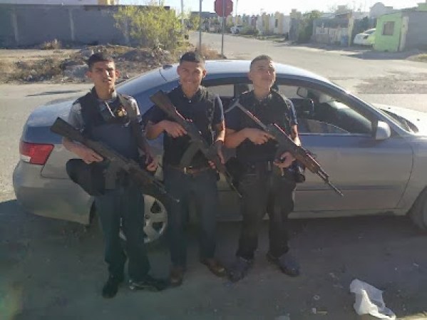 Fotos de presuntos sicarios del narcotrafico en Nuevo Laredo, Tamaulipas, México, difundidas por la página web Blog del Narco.