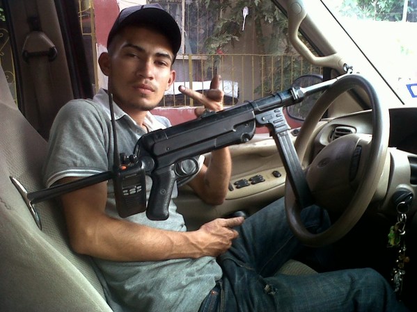 Fotos de presuntos sicarios del narcotrafico en Nuevo Laredo, Tamaulipas, México, difundidas por la página web Blog del Narco.