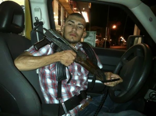 Fotos de presuntos sicarios del narcotrafico en Nuevo Laredo, Tamaulipas, México, difundidas por la página web Blog del Narco.