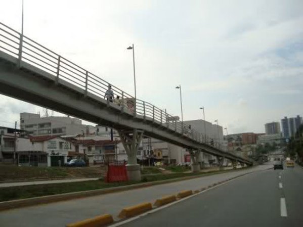 VIADUCTO GARCIA CADENA, BUCARAMANGA, COLOMBIA: Aunque no hay cifras disponibles, Bucaramanga ha llegado a ser conocida como "la ciudad de los suicidios".