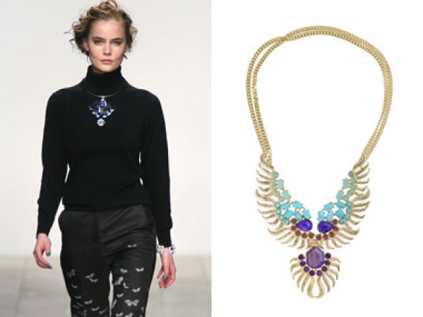 Justo cuando creías que era momento de despedirte de los largos y llamativos collares, Holly Fulton propone llevarlos sobre los tops de cuello de tortuga. Logra el look, con este collar de Kendra Scott Fenton, $220