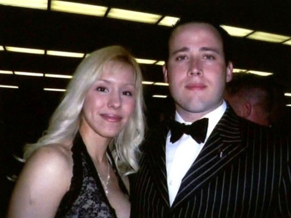 Arias originaria de Yreka, California, fue encontrada culpable en una corte de Phoenix, Arizona por el asesinato de su novio Travis Alexander, ocurrido el 4 de junio del 2008.