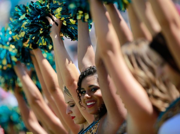 Las porristas de la NFL y del "football" universitario asombran con su belleza y su energía.