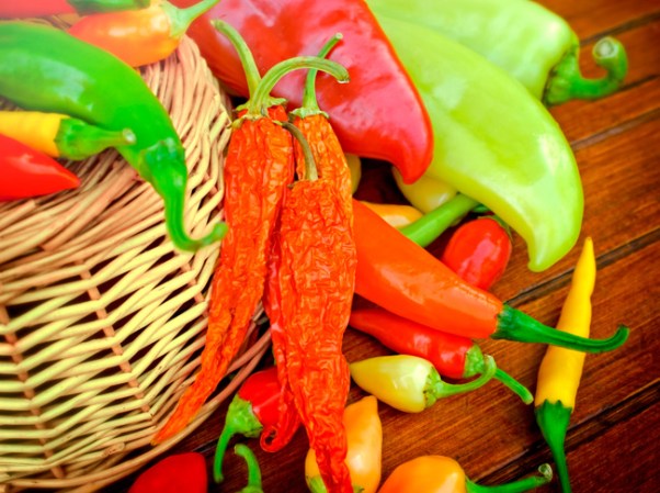 11. Chile: su consumo accelera el metabolismo ayudando a quemar grasa más rápido. La capsaicina en los pimientos inhibe la proliferación de células grasa.