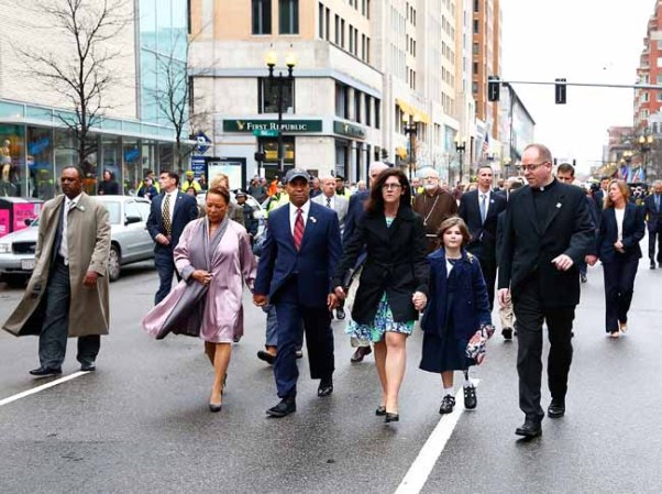 Boston se viste de luto un año después de los atentados en la maratón.