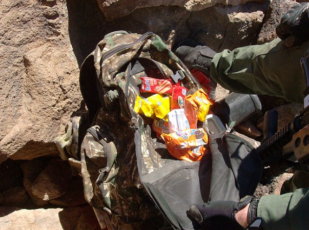 Mensajeros los surten con comida, agua y otras necesidades.