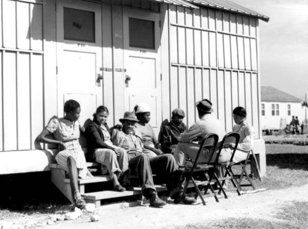 Trabajadores de relax, fuera de los refugios del campo de trabajo - Belle Glade, Florida, 1941.