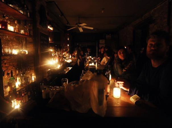 Millones de personas se alumbran con velas, tras perder el servicio eléctrico.