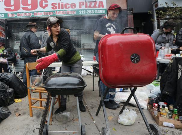 Miles quedaron desalojados por el huracán Sandy y se vieron forzados a sustentarse en las calles.
