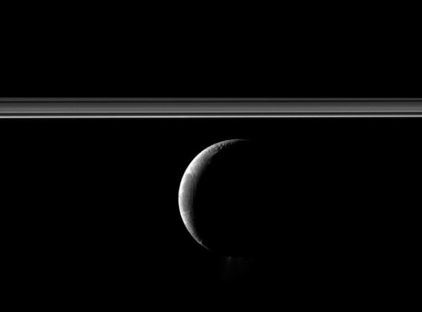 El satélite se llama Enceladus por el mitológico ser Encélado (uno de los Gigantes de la mitología griega).