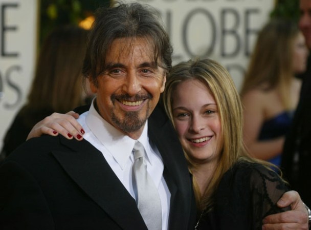 El célebre actor italoamericano Al Pacino es padre de Julie Marie, de 25 años, y de los mellizos Anton James y Olivia Rose, quienes nacieron en enero de 2001.