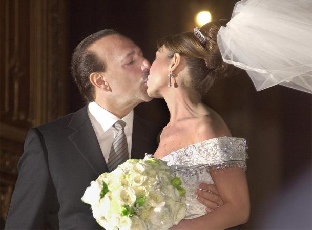 El beso que celló el enlace matrimonial de la cantante Thalía y el productor Tommy Motola.