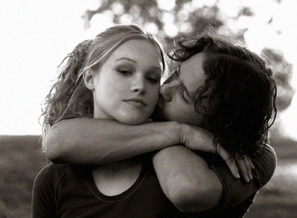 Si estás enamorada del hombre equivocado: “10 cosas que odio de ti” (10 Things I Hate About You). Independientemente de que Heath Ledger causó millones de suspiros y eso parecía suficiente como para hacer olvidar que no era la pareja adecuada, debes recordar que nunca podrás domesticar a un chico malo.