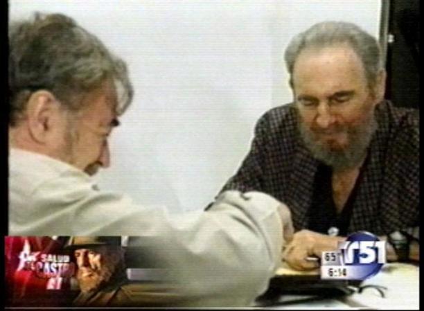 13 DE SEPTIEMBRE, 2006: Sin embargo, esta aparición nunca se da. Castro se limita a fotografiarse con el diputado argentino Miguel Bonasso.