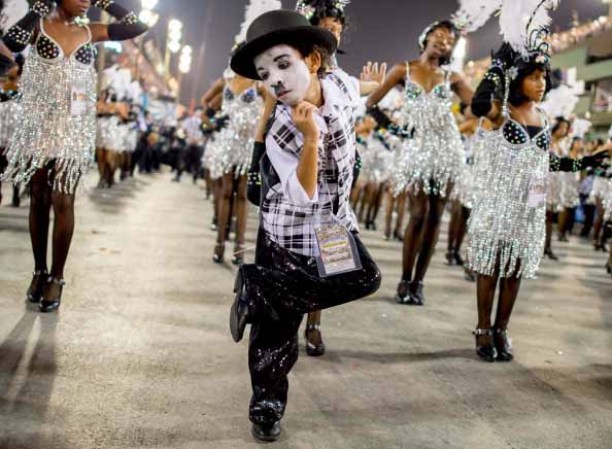 Los lujosos desfiles de las escuelas de samba del Grupo Especial, cada una con hasta 5.000 integrantes con sofisticados disfraces y reforzadas por carrozas alegóricas y enormes orquestas, son considerados la principal atracción del carnaval de Río y el mayor espectáculo del mundo al aire libr