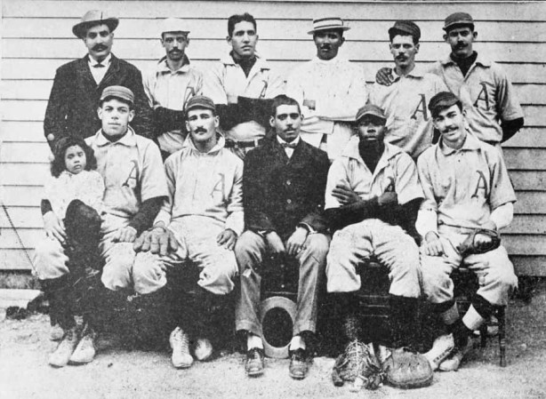 En 1907, el equipo de los Alacranes del Almendares estaba integrado por jugadores como Estaban Prats, Carlos Royer, Gervasio González, Rogelio Valdés, Alfredo Cabrera y Armando Marsans, entre otros.