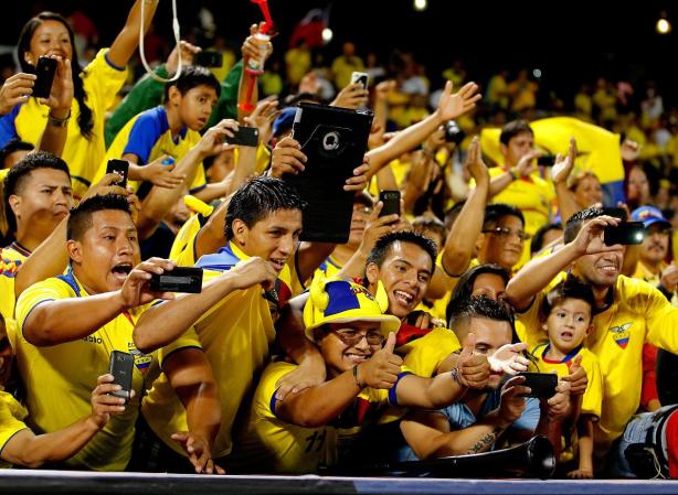 NUEVA YORK - El estadio de los Mets de Nueva York recibió el amistoso internacional entre Chile y Ecuador. 35,000 personas asistieron al encuentro en su mayoría hinchas ecuatorianos.