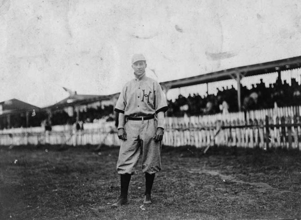 Armando Marsans en 1908, posa en los terrenos del Almendares Park, tres años antes de debutar con los rojos de Cincinnati en las Grandes Ligas.