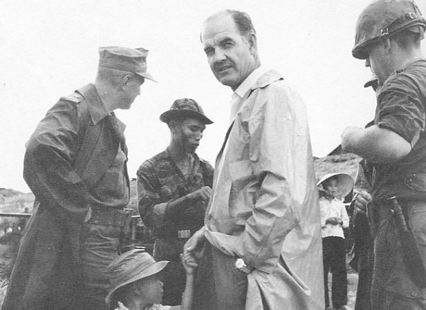 21 DE OCTUBRE, 2012: Fallece el ex candidato presidencial demócrata y reconocido pacifista George McGovern a los 90 años de edad.