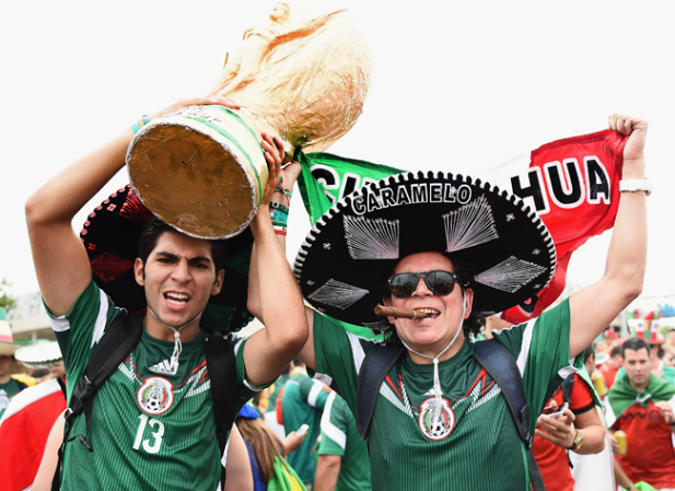 Los fans del partido de México contra Brasil también fueron parte del espectáculo.