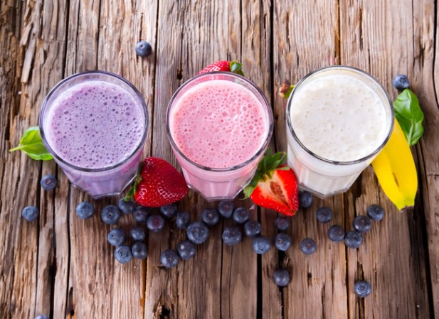 Smoothie de yogurt y fruta. Smoothies están generalmente hechos de helado o leche batido con azúcar. Un solo Smoothie de tamaño pequeño puede ser el equivalente en calorías a 2 hamburguesas.