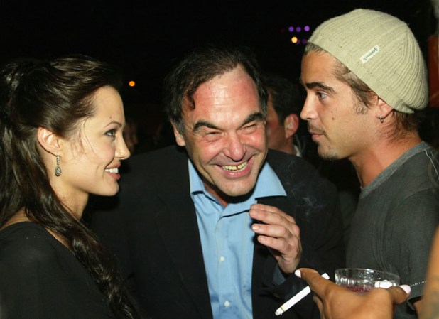 Colin Farrell y Angelina Jolie actuaron juntos en “Alexander” (2004), dirigida por Oliver Stone (centro). Se rumoró que la pareja de actores estaba saliendo.