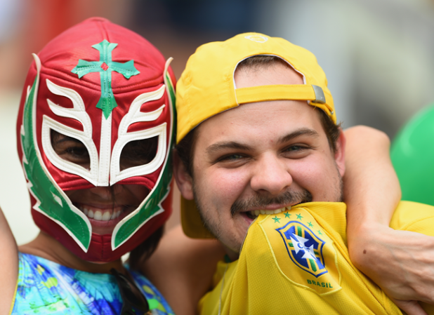 Los fans del partido de México contra Brasil también fueron parte del espectáculo.