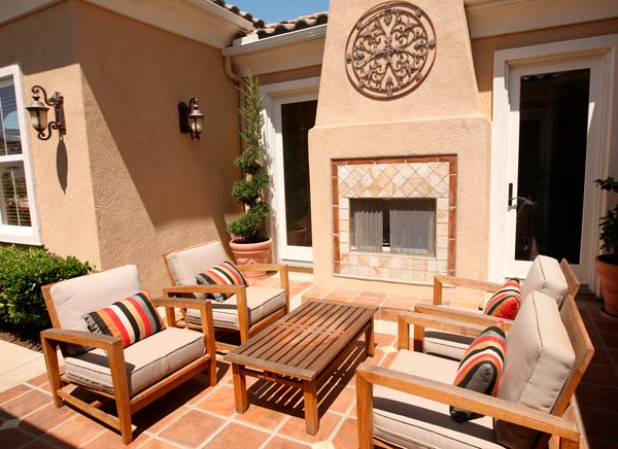Es un protector ideal para los muebles de exterior, frótalos con un paño y un poco de aceite de linaza y verás cómo recuperan su brillo y estarán protegidos de las inclemencias del tiempo.