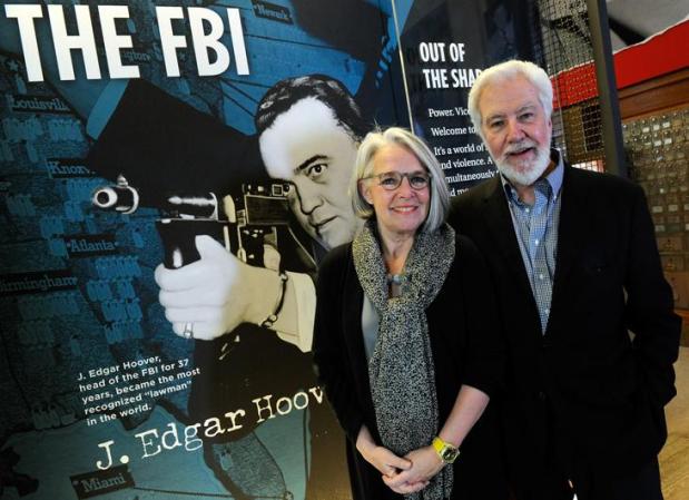 Kathleen Hickey Barrie, la curadora del museo, y su esposo Dennis Barrie, el director creativo, posan frente a una de las exhibiciones.