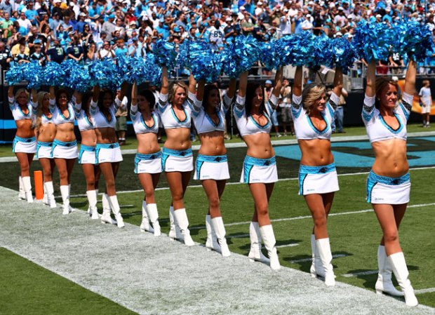Las porristas de la NFL y del "football" universitario asombran con su belleza y su energía.