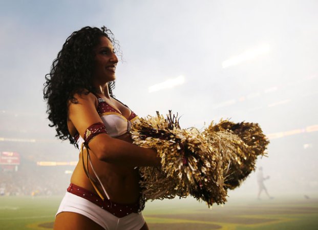 Las porristas de la NFL y del "football" universitario asombran con su belleza y su energía.